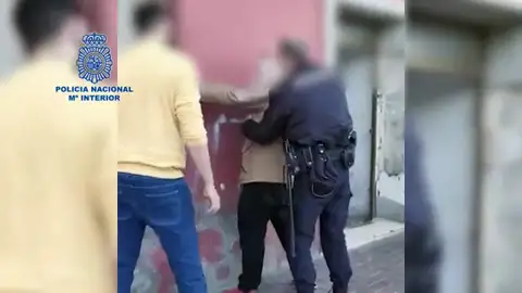 La policía detiene a los presuntos atracadores de una gasolinera en Murcia que amenazaron al empleado con una pistola La policía detiene a los presuntos atracadores de una gasolinera en Murcia que amenazaron al empleado con una pistola