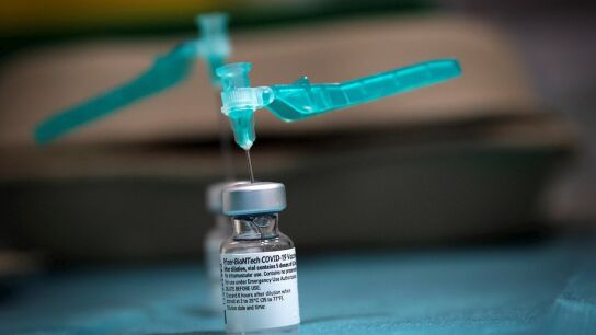  Un vial dispuesto para preparar cinco dosis de la vacuna contra el COVID-19