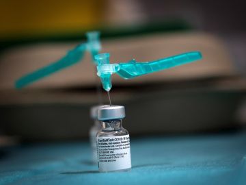 Imagen de archivo: un vial dispuesto para preparar cinco dosis de la vacuna contra el COVID-19