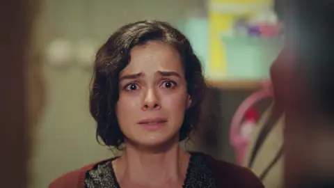 El ansiado momento del reencuentro: Bahar abre la puerta a Sarp El ansiado momento del reencuentro: Bahar abre la puerta a Sarp