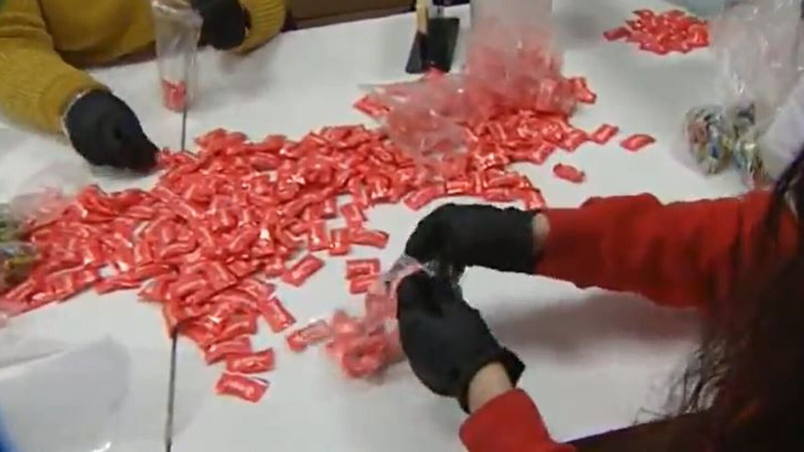Desinfectan 1.200 kilos de caramelos para repartir en la noche de Reyes en Granada