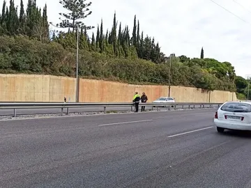 Un agente junto al hombre que perdió el móvil Un agente junto al hombre que perdió el móvil