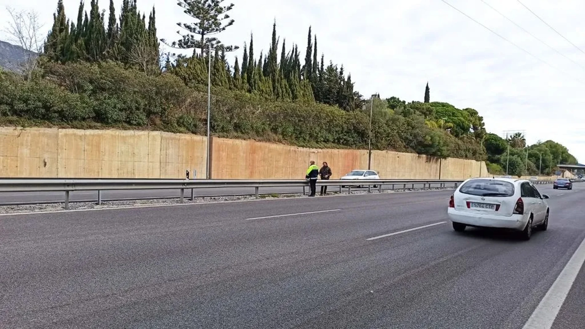 Un agente junto al hombre que perdió el móvil Un agente junto al hombre que perdió el móvil