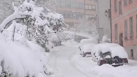 Temporal Álava, coches atrapados por la nieve Temporal Álava. Coches atrapados por la nieve