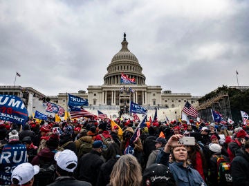 Manifestantes trumpistas rodean y asaltan el Capitolio de Estados Unidos