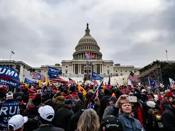 Manifestantes trumpistas rodean y asaltan el Capitolio de Estados Unidos Manifestantes trumpistas rodean y asaltan el Capitolio de Estados Unidos