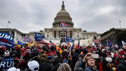 Manifestantes trumpistas rodean y asaltan el Capitolio de Estados Unidos Manifestantes trumpistas rodean y asaltan el Capitolio de Estados Unidos