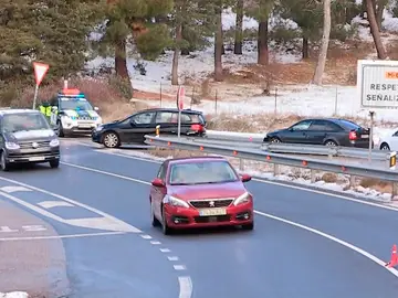 La Guardia Civil en el acceso al Puerto de Navacerrada La Guardia Civil en el acceso al Puerto de Navacerrada