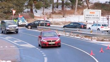 La Guardia Civil en el acceso al Puerto de Navacerrada