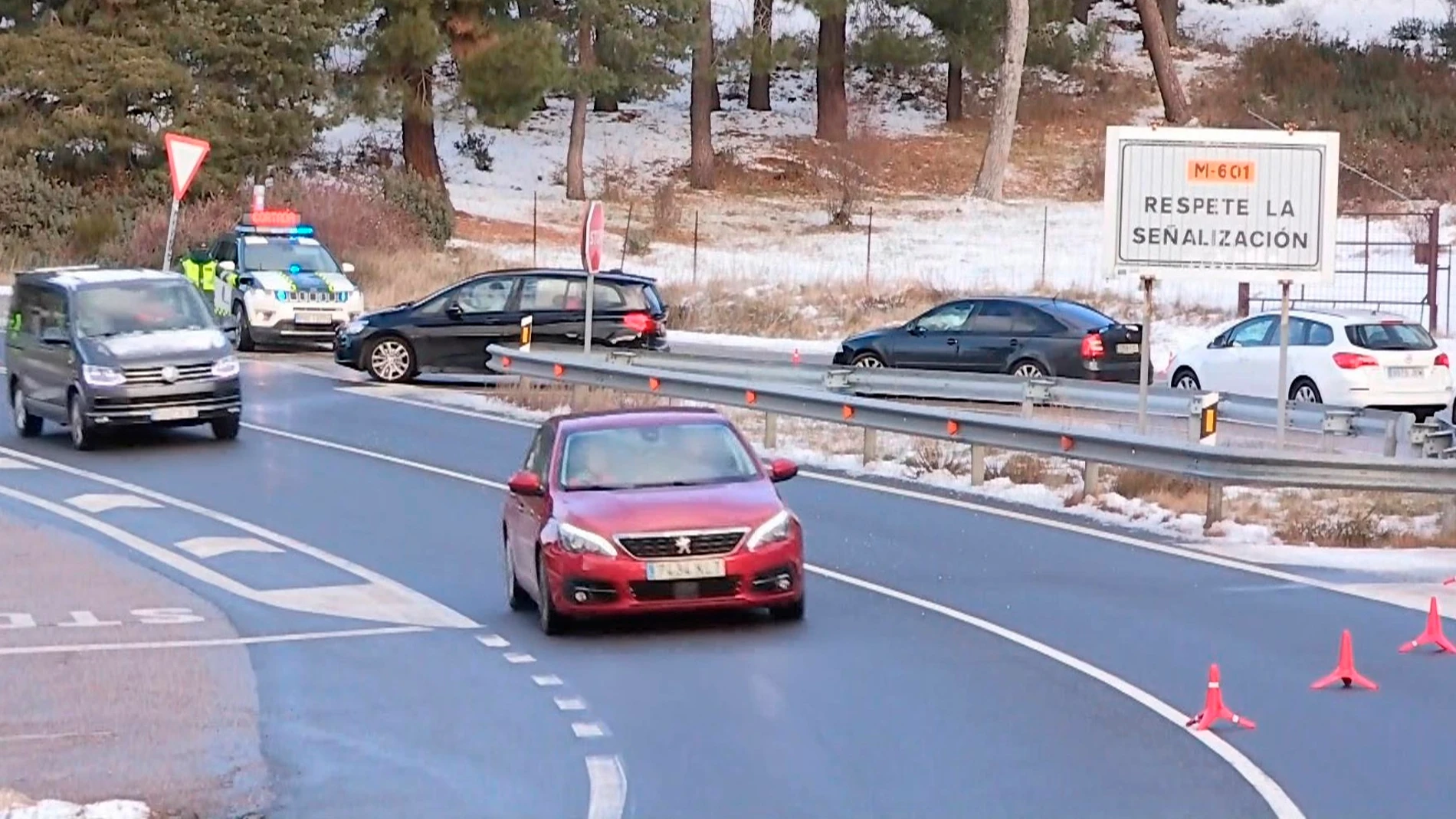 La Guardia Civil en el acceso al Puerto de Navacerrada La Guardia Civil en el acceso al Puerto de Navacerrada