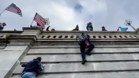 El Congreso de Estados Unidos recrimina a Facebook, Twitter y Google su papel durante el asalto al Capitolio El Congreso de Estados Unidos recrimina a Facebook, Twitter y Google su papel durante el asalto al Capitolio