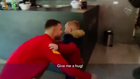 La sorpresa de Dzeko al niño que rompió a llorar cuando le regalaron su camiseta por Navidad La sorpresa de Dzeko al niño que rompió a llorar cuando le regalaron su camiseta por Navidad