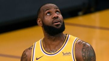 LeBron James mira al cielo