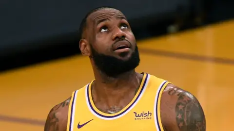 LeBron James mira al cielo LeBron James mira al cielo