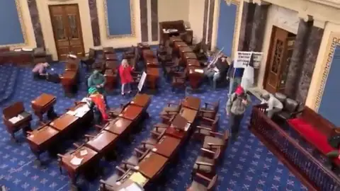 Asalto en el Capitolio de los Estados Unidos: Mike Pence y Nancy Pelocy, desalojados del Capitolio de los Estados Unidos y llevados a un lugar secreto otros representantes políticos muestran su preocupación ante el asalto al Congreso de los Estados Unidos Mike Pence y Nancy Pelocy, desalojados del Capitolio de los Estados Unidos y llevados a un lugar secreto