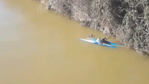 Dos piragüistas rescatan a un hombre que se lanzó al río Pisuerga en Valladolid Dos piragüistas rescatan a un hombre que se lanzó al río Pisuerga en Valladolid