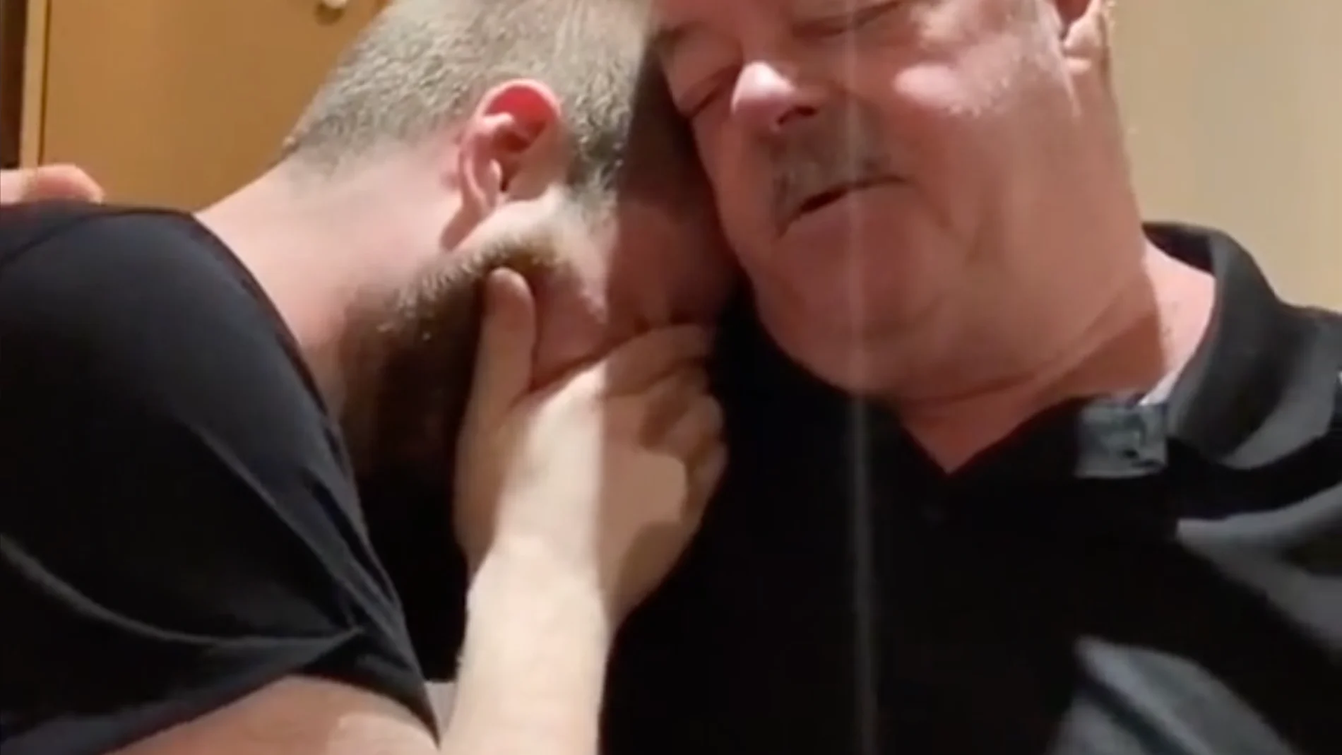 Youtuber le paga la hipoteca a su padre como regalo y lo graba en Tik Tok Youtuber le paga la hipoteca a su padre como regalo y lo graba en Tik Tok