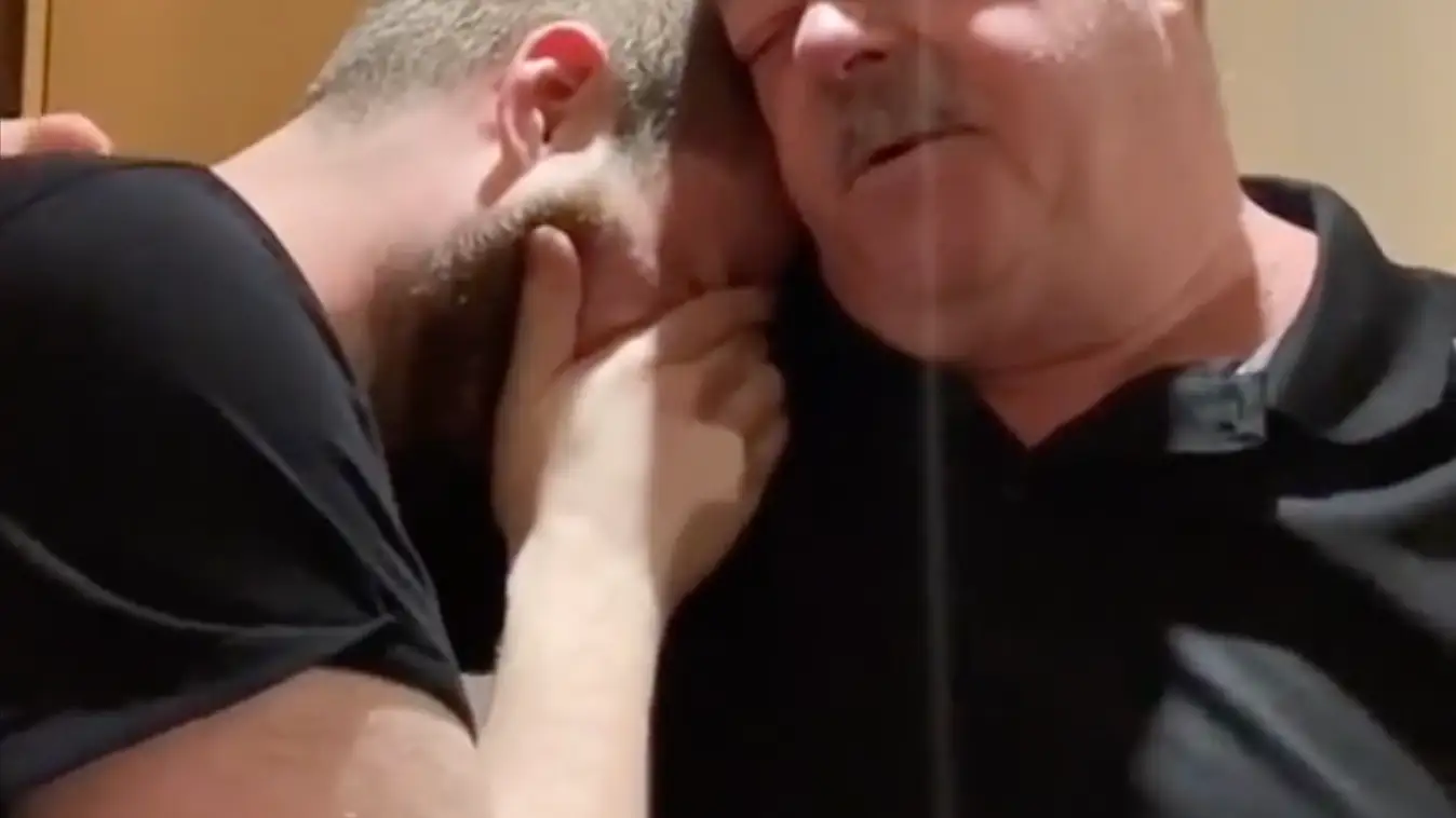 Youtuber le paga la hipoteca a su padre como regalo y lo graba en Tik Tok Tik Tok