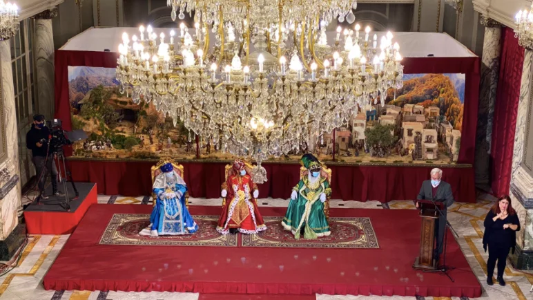Aglomeraciones en la cabalga de los Reyes Magos de Valencia que deb&iacute;a ser sin p&uacute;blico 