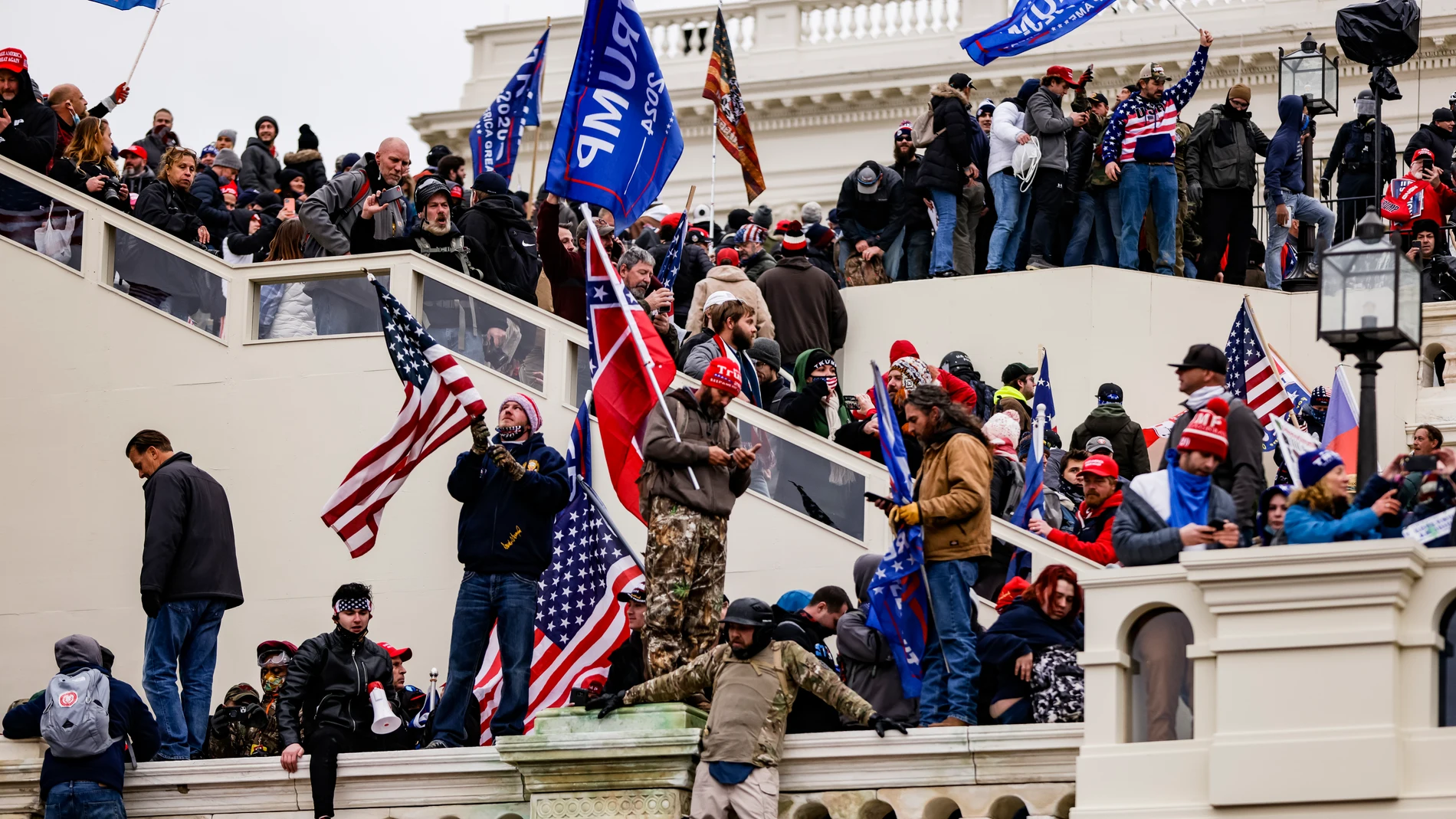 Manifestantes trumpistas asaltan el Capitolio de Estados Unidos Manifestantes trumpistas asaltan el Capitolio de Estados Unidos