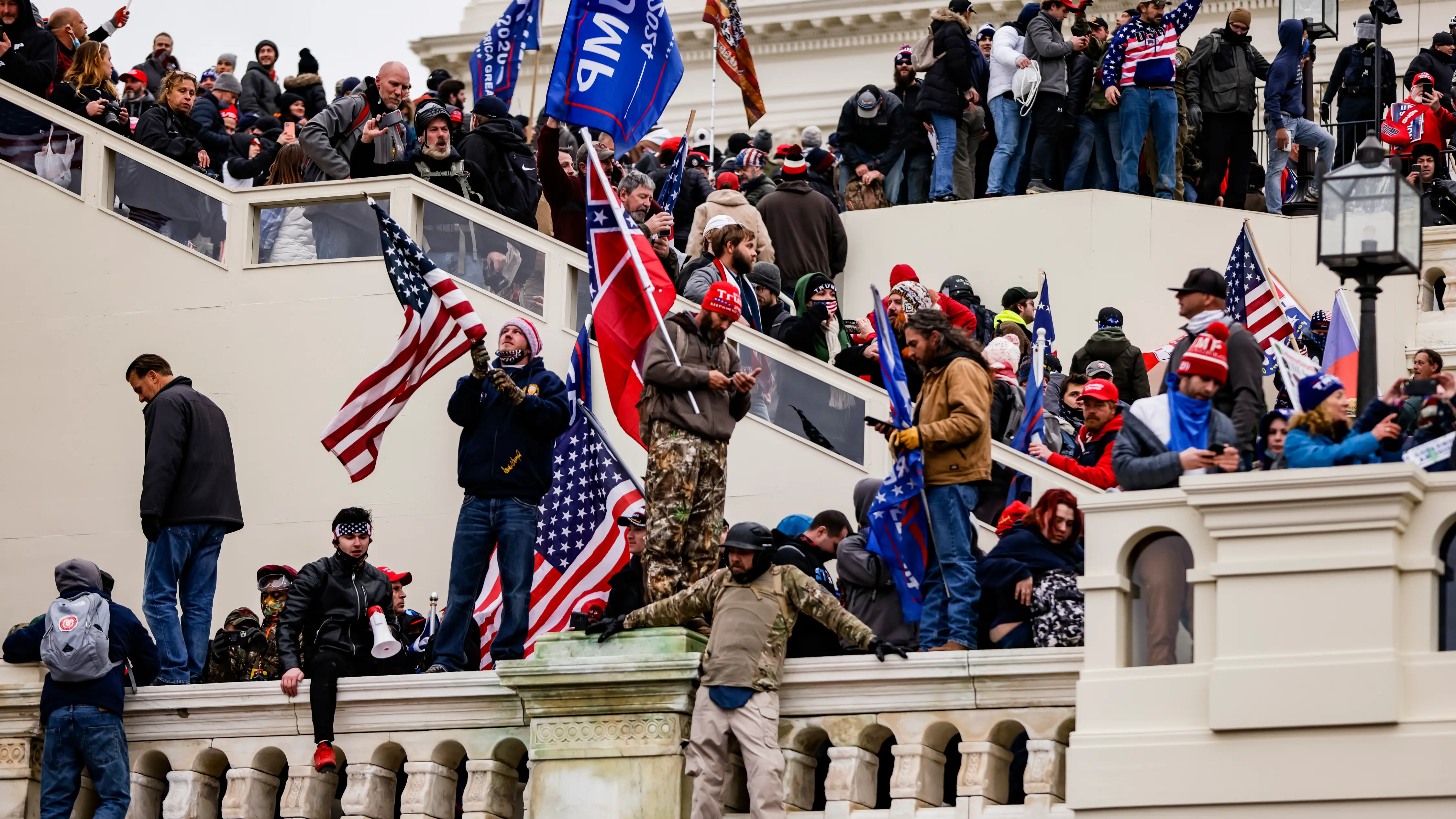 Manifestantes trumpistas asaltan el Capitolio de Estados Unidos Manifestantes trumpistas asaltan el Capitolio de Estados Unidos