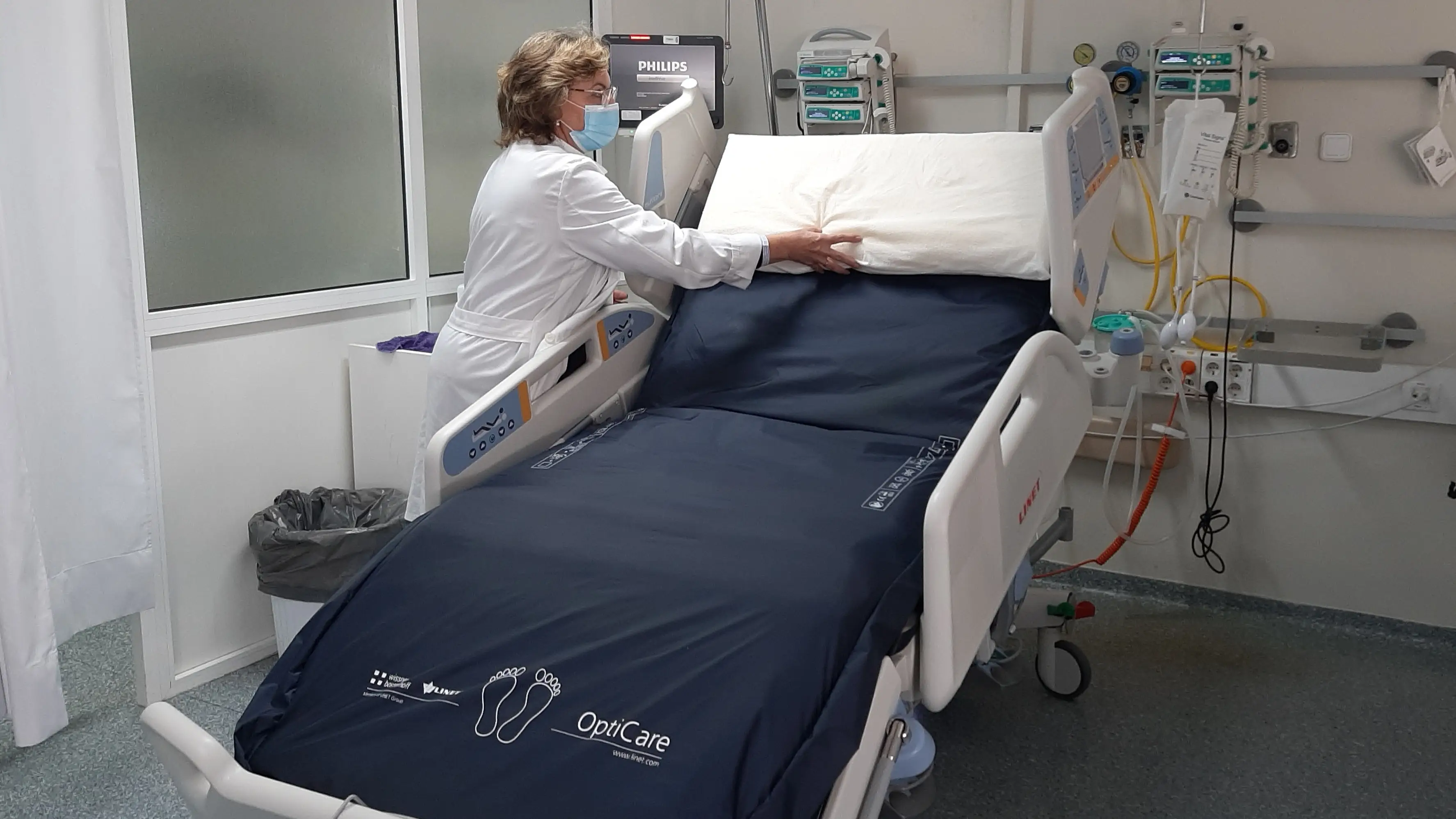 Bajan ligeramente las hospitalizaciones y los ingresos en UCI por coronavirus en España Bajan ligeramente las hospitalizaciones y los ingresos en UCI por coronavirus en España