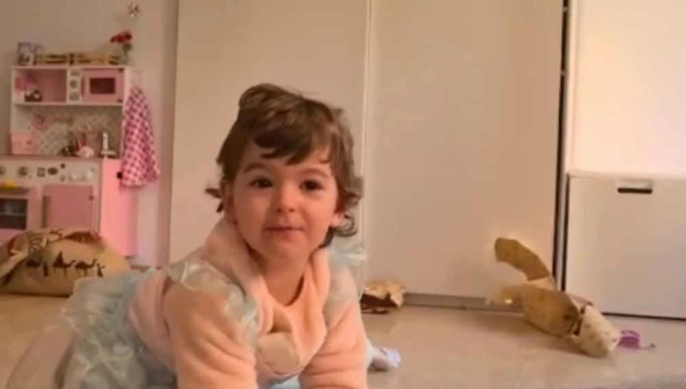 Vídeo: La contagiosa alegría de Vera, de dos años, tras ver sus regalos de Reyes
