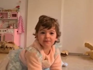 Vídeo: La contagiosa alegría de Vera, de dos años, tras ver sus regalos de Reyes