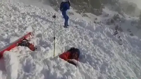 Un alud de nieve sepulta a varios montañeros en La Collarada (Huesca): "Nos pasamos de frenada" Un alud de nieve sepulta a varios montañeros en La Collarada (Huesca): "Nos pasamos de frenada"