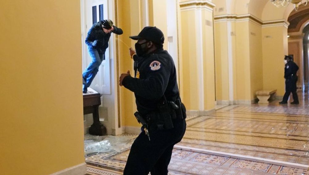 Un policía se defiende del asalto al Capitolio de Estados Unidos