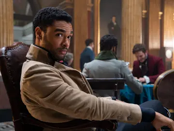 Regé-Jean Page como Simon Basset, el duque de Hastings, en 'Los Bridgerton' Regé-Jean Page como Simon Basset, el duque de Hastings, en 'Los Bridgerton'