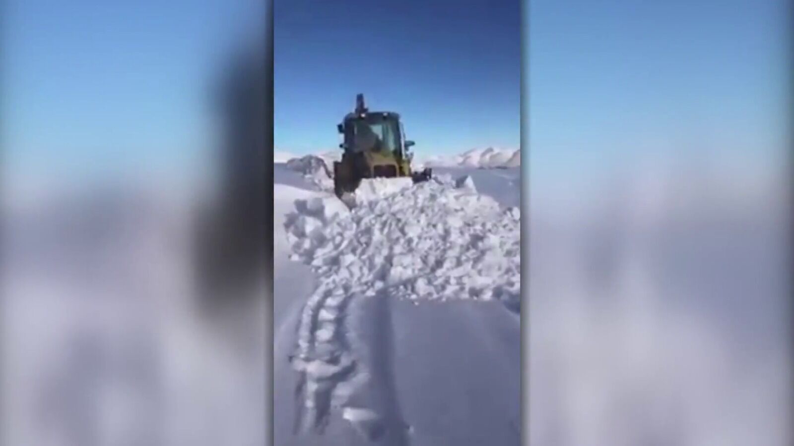 Rescatan con una pala excavadora al conductor de un coche atrapado en la Sierra de Cazorla