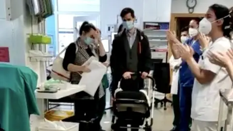 Un bebé abandona el hospital tras 70 días en la UCI por coronavirus Un bebé abandona el hospital tras 70 días en la UCI por coronavirus