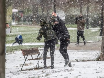 La nieve en la Comunidad de Madrid y la caída de los primeros copos en la capital complica la movilidad en algunas carreteras de la región 