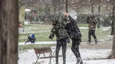 La nieve en la Comunidad de Madrid y la caída de los primeros copos en la capital complica la movilidad en algunas carreteras de la región La nieve en la Comunidad de Madrid y la caída de los primeros copos en la capital complica la movilidad en algunas carreteras de la región