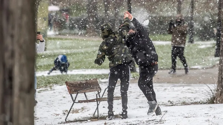 La nieve en la Comunidad de Madrid y la ca&iacute;da de los primeros copos en la capital complica la movilidad en algunas carreteras de la regi&oacute;n 
