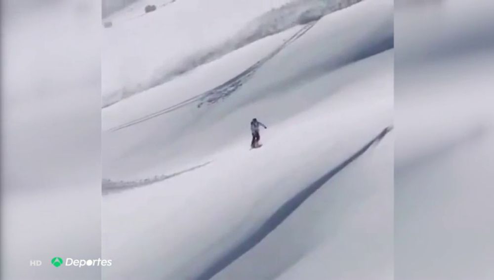 La destreza con la que un hombre esquivó una avalancha con la ayuda de su tabla de snowboard 