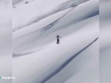 La destreza con la que un hombre esquivó una avalancha con la ayuda de su tabla de snowboard 