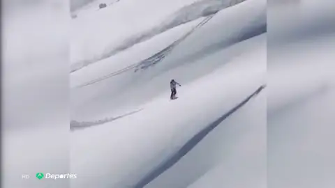 La destreza con la que un hombre esquivó una avalancha con la ayuda de su tabla de snowboard La destreza con la que un hombre esquivó una avalancha con la ayuda de su tabla de snowboard