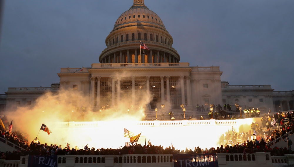 Una explosión causada por una munición policial mientras partidarios del presidente de los Estados Unidos, Donald Trump, se reúnen frente al edificio del Capitolio de los Estados Unidos en Washington, Estados Unidos, el 6 de enero de 2021. 