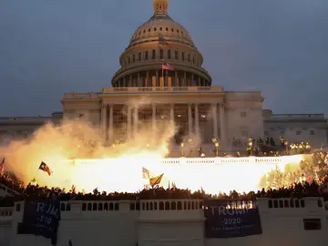 Una explosión causada por una munición policial mientras partidarios del presidente de los Estados Unidos, Donald Trump, se reúnen frente al edificio del Capitolio de los Estados Unidos en Washington, Estados Unidos, el 6 de enero de 2021. Una explosión causada por una munición policial mientras partidarios del presidente de los Estados Unidos, Donald Trump, se reúnen frente al edificio del Capitolio de los Estados Unidos en Washington, Estados Unidos, el 6 de enero de 2021.