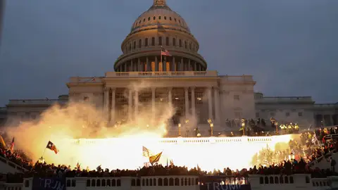 Una explosión causada por una munición policial mientras partidarios del presidente de los Estados Unidos, Donald Trump, se reúnen frente al edificio del Capitolio de los Estados Unidos en Washington, Estados Unidos, el 6 de enero de 2021. Una explosión causada por una munición policial mientras partidarios del presidente de los Estados Unidos, Donald Trump, se reúnen frente al edificio del Capitolio de los Estados Unidos en Washington, Estados Unidos, el 6 de enero de 2021.