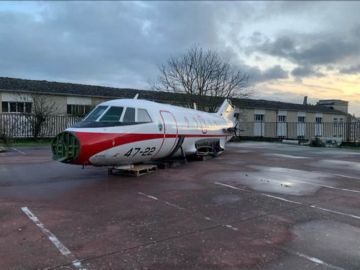 Curiosidades: Un avión Falcon en un patio de un centro educativo de Formación Profesional de Lugo