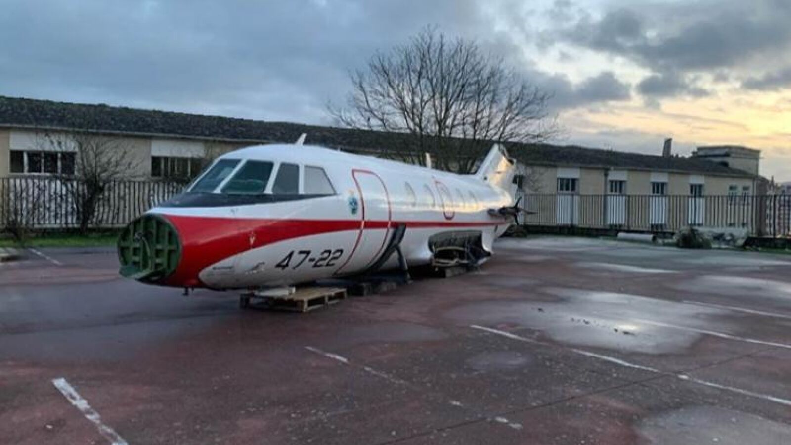 Un avión Falcon en un patio de un centro educativo de Formación Profesional de Lugo