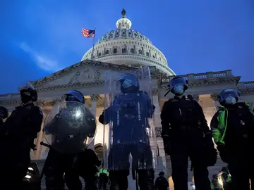 Asalto al Capitolio y última hora de los disturbios, en directo: últimas noticias de Estados Unidos hoy Asalto al Capitolio y última hora de los disturbios, en directo: últimas noticias de Estados Unidos hoy