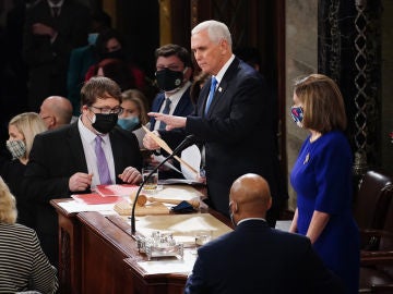 El vicepresidente de Estados Unidos Mike Pence reanuda la sesión para ratificar la elección de Joe Biden como presidente 