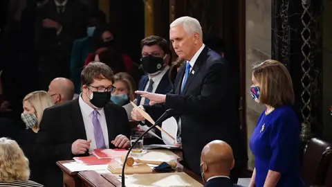El vicepresidente de Estados Unidos Mike Pence reanuda la sesión para ratificar la elección de Joe Biden como presidente El vicepresidente de Estados Unidos Mike Pence reanuda la sesión para ratificar la elección de Joe Biden como presidente