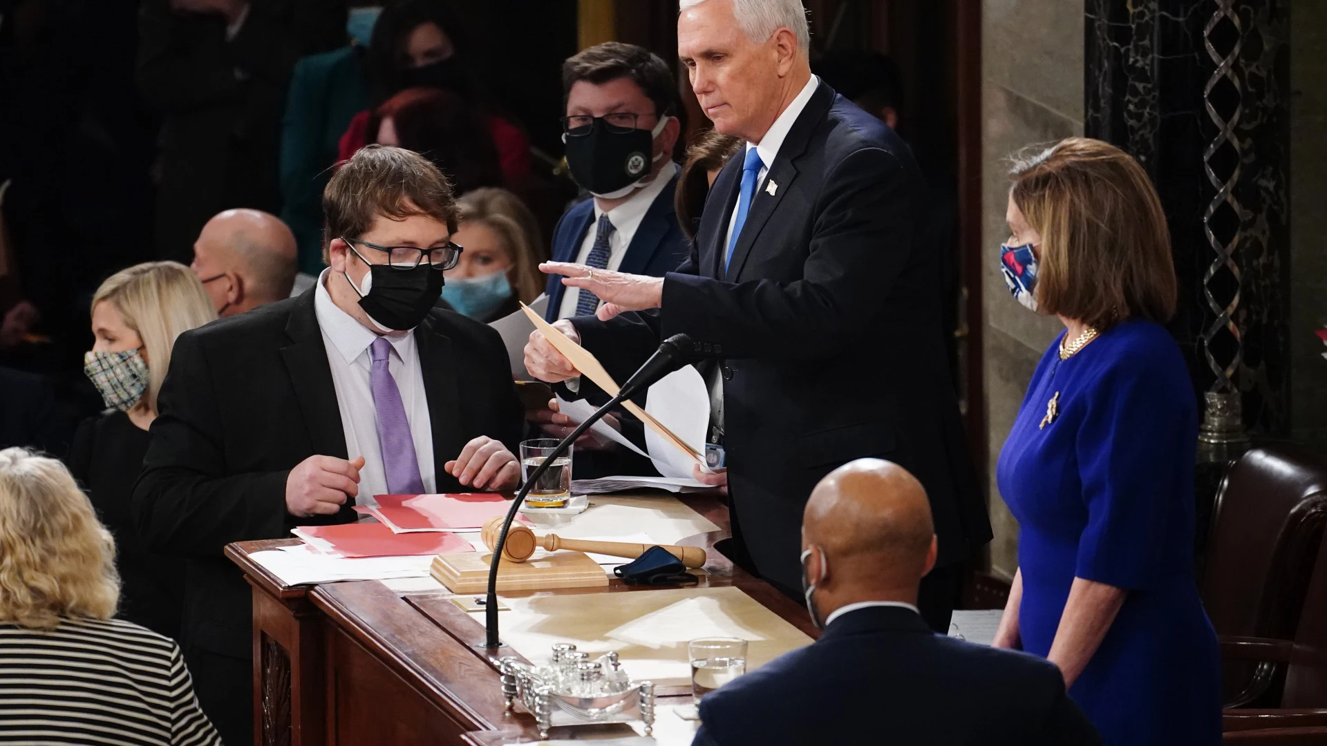 El vicepresidente de Estados Unidos Mike Pence reanuda la sesi&oacute;n para ratificar la elecci&oacute;n de Joe Biden como presidente 