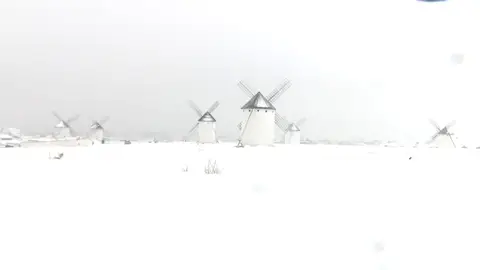 El Gobierno despliega todos los medios disponibles en infraestructuras para hacer frente al temporal de nieve El Gobierno despliega todos los medios disponibles en infraestructuras para hacer frente al temporal de nieve