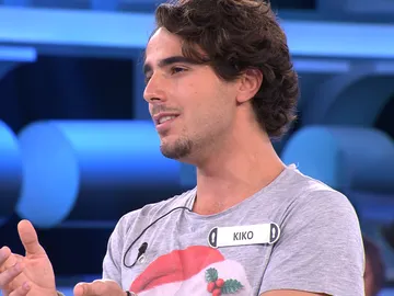 Kiko enamora en ‘¡Ahora Caigo!’ con su espectacular voz al son de Édith Piaf Kiko enamora en ‘¡Ahora Caigo!’ con su espectacular voz al son de Édith Piaf